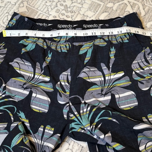 SPEEDO men’s medium swim trunks - Picture 10 of 10